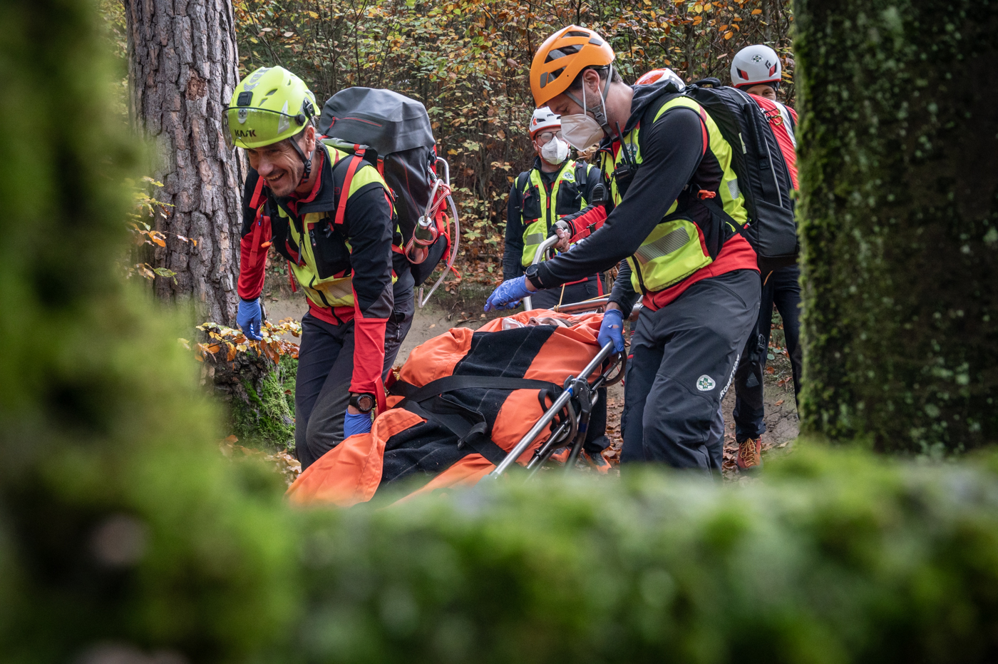 Die Bergrettung Graz transportiert den Verletzten ab